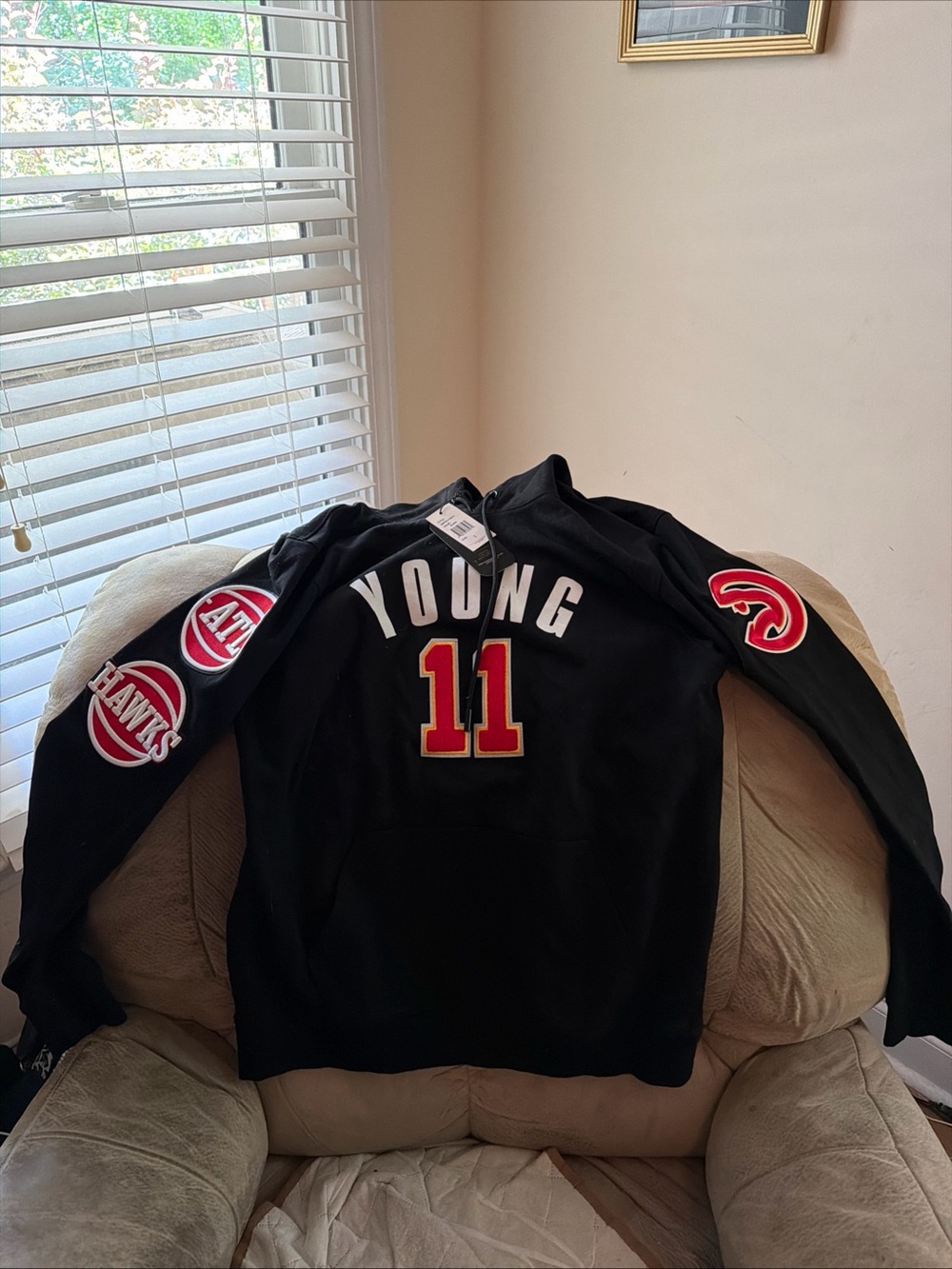 Atlanta Hawks Trey Young men’s large Black #11 Hoodie NWT